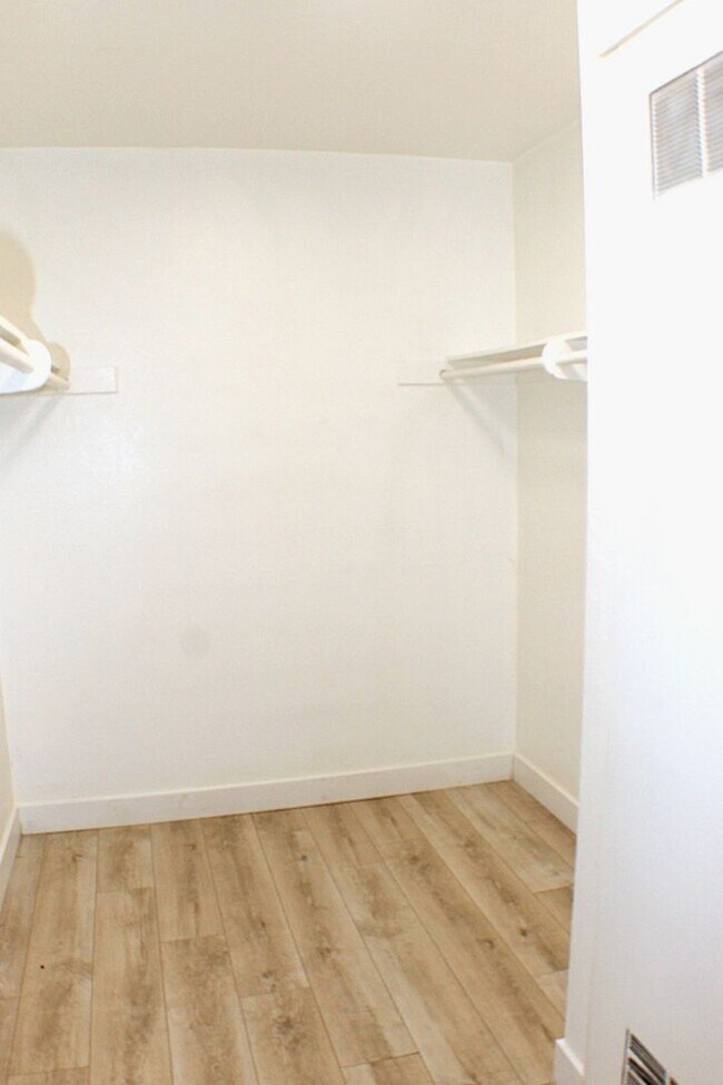 Building Photo - 1 bedroom Meadow Lane Condo available for ...