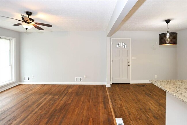 Building Photo - 667 Tara Cir SE