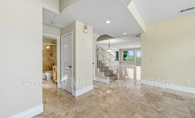 Building Photo - 1107 Las Flores Dr