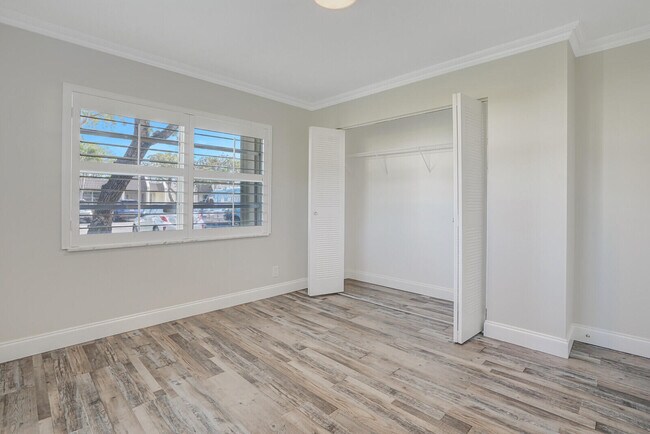 Building Photo - 122 Lake Rebecca Dr