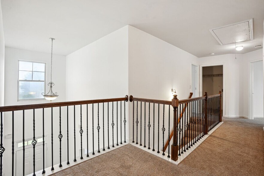 Building Photo - 90 Oakwood Dr