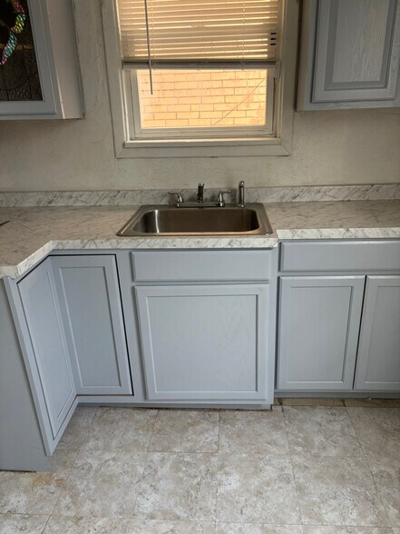 Building Photo - 1910 Maple St