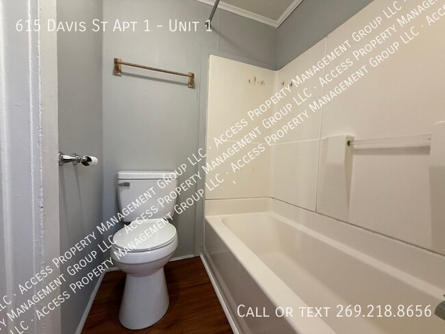 Building Photo - 615 Davis St