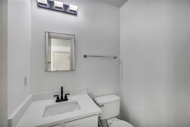 Building Photo - 2400 Byfield Dr