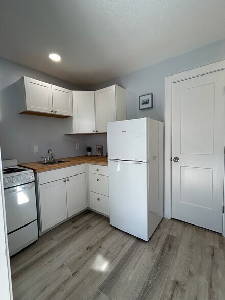 Building Photo - 3219 Roscoe Ave