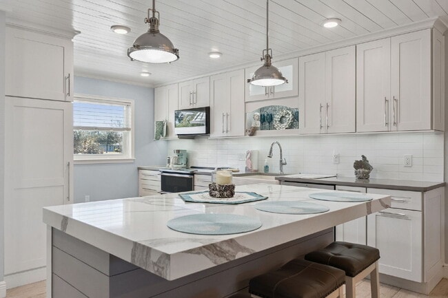 Building Photo - Coastal Living Awaits With This 2-Bed, 2-Bath Condo In Waterway East!