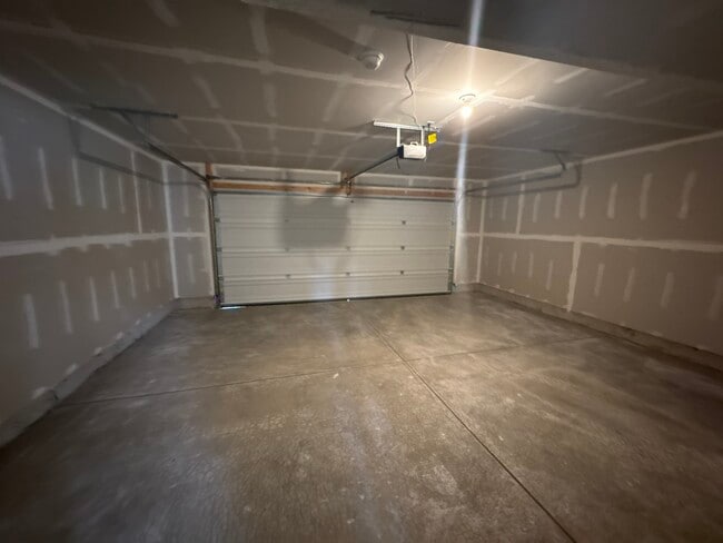 Building Photo - 25636 W Yorkshire Dr