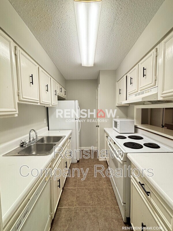 Building Photo - 6436 Macon Rd