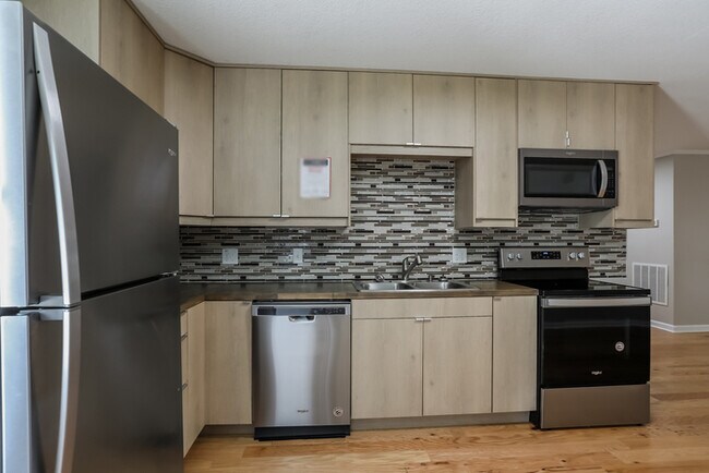 Building Photo - 3 Bedroom Home on Corner Lot