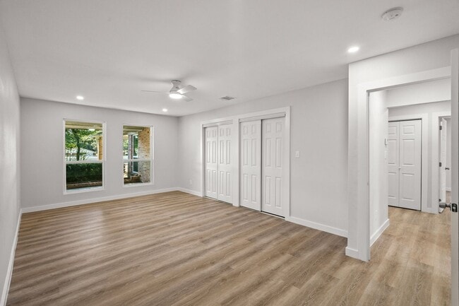 Building Photo - SW Loop 820 - 4304/4306 *Lease Up Only*