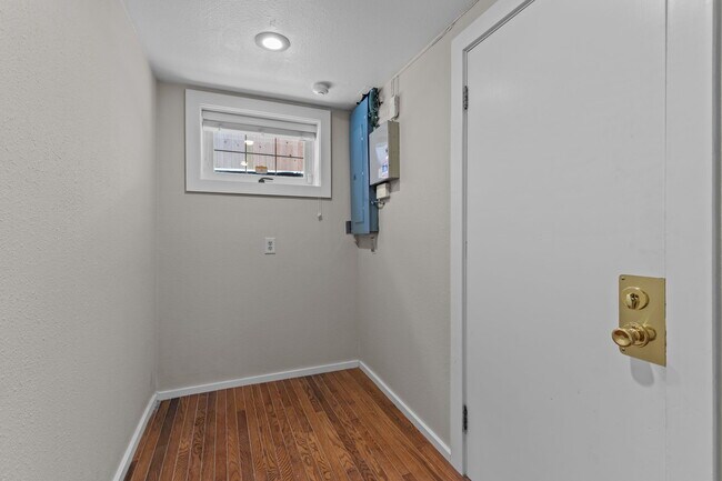 Building Photo - 2033 Boyer Ave E