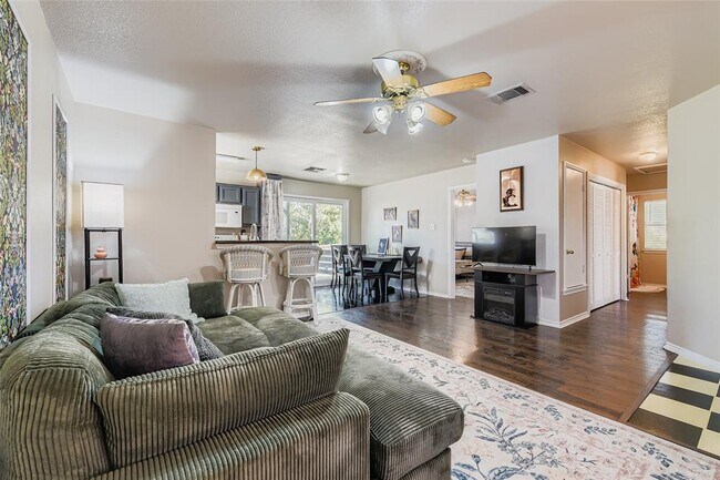 Building Photo - 930 Panorama Dr