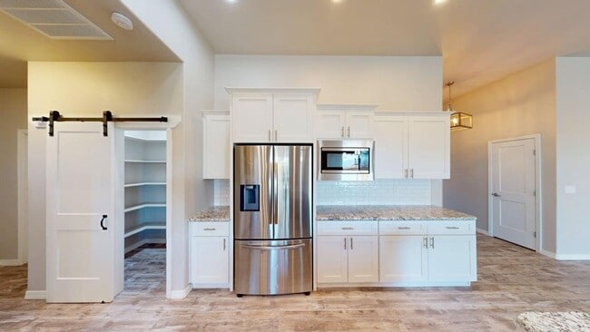 Building Photo - 490 Montecito Dr