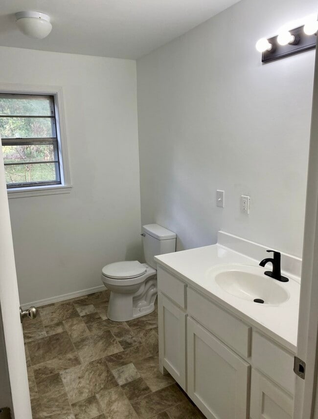 Building Photo - 308 US-64