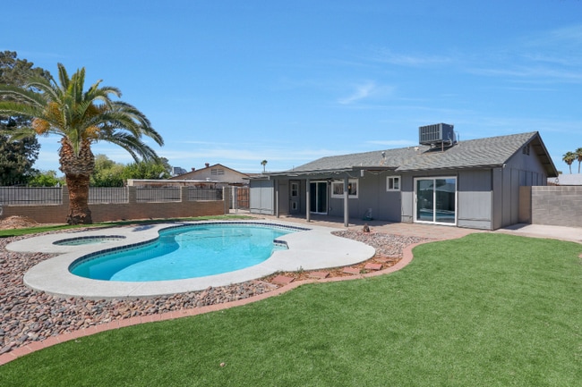 Building Photo - 2701 E Villa Rita Dr