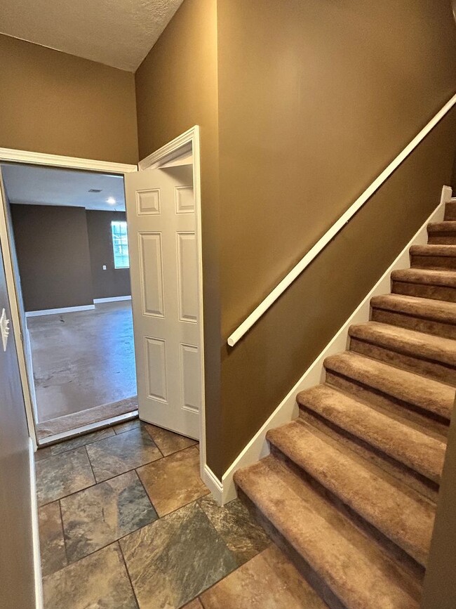 Building Photo - 310 Oak Vista Dr