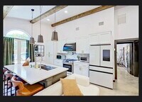 Building Photo - 918 Mistletoe Ave