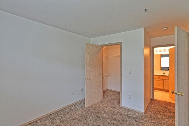 Building Photo - Charming 2-Bedroom Ground-Level Home in Qu...