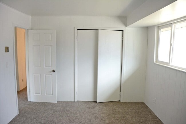 Building Photo - 1087 N 150 W