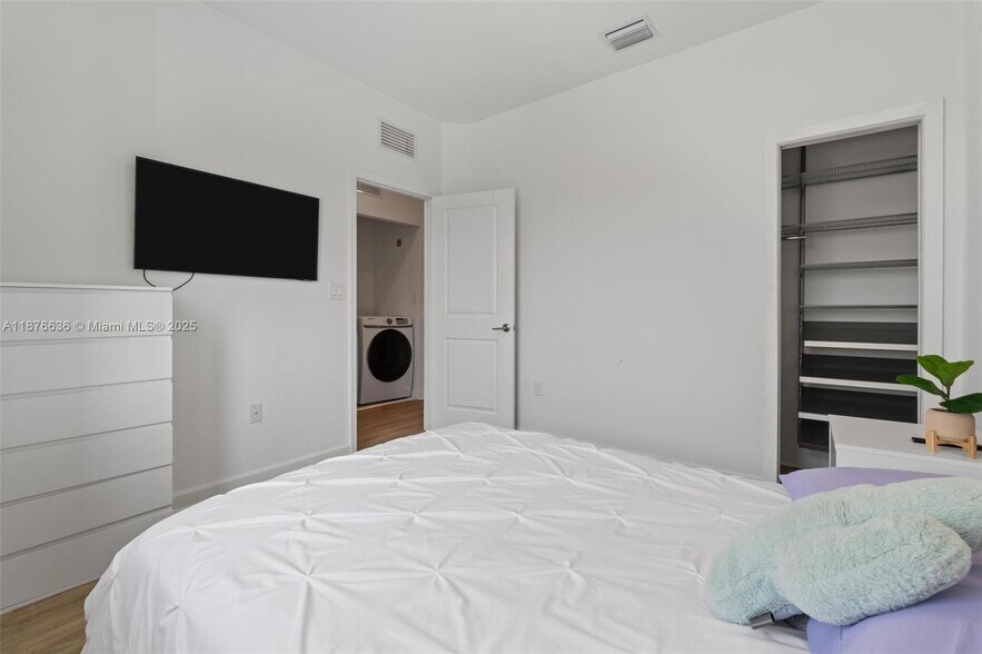 Building Photo - 403 NE 212th St