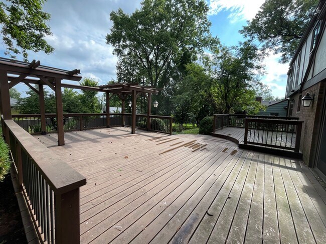 Building Photo - Large 5BR/3.5 Bath in Elm Heights. Available Now!
