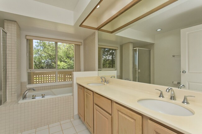 Building Photo - 3 BED, 2 BATH 2 PARKING IN GATED MOANALUA ...