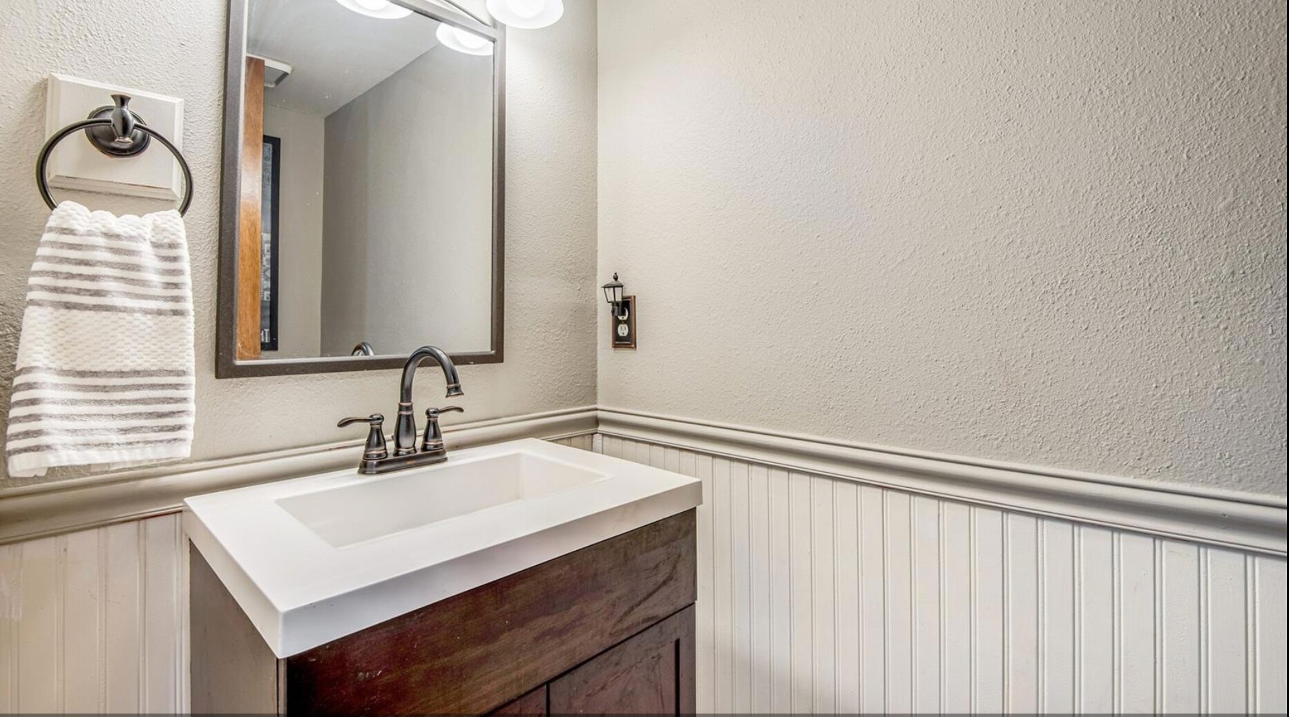 Building Photo - 8261 W Portland Ave