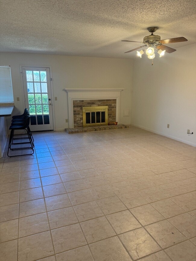 Building Photo - 3010 Mesquite Dr