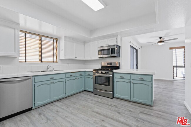 Building Photo - 11064 La Grange Ave