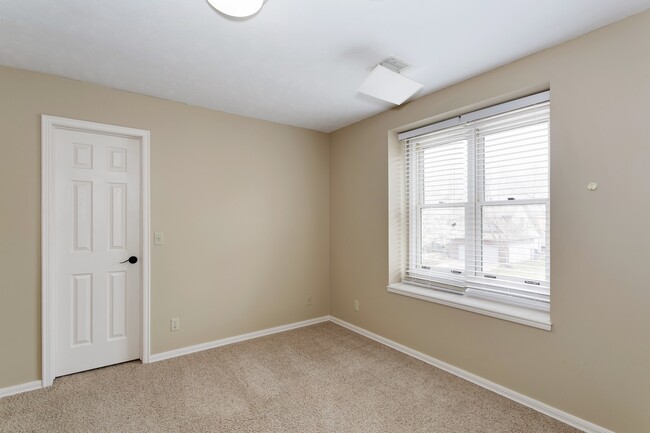 Building Photo - Executive Rental in Lakepoint!