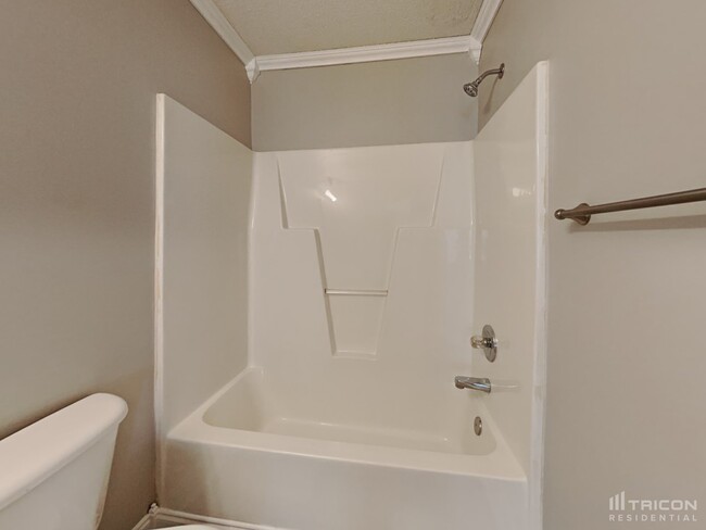 Building Photo - 1412 Grovewood Dr