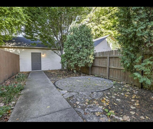 Building Photo - 1107 Highland St