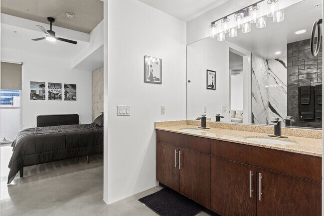 Building Photo - Furnished Juhl Condo w/ Balcony & City Views