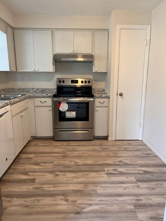 Building Photo - Venice, FL 2BR/2BA/1CG IN VENICE EAST