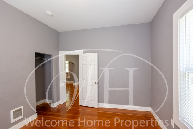 Building Photo - Great 2 Bedroom with Classic Finishes