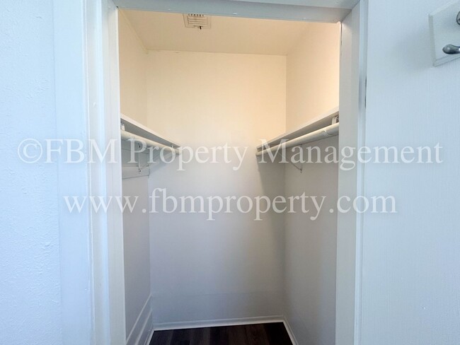 Building Photo - 211 W. Jefferson St - Beautiful 3 Bedroom,...