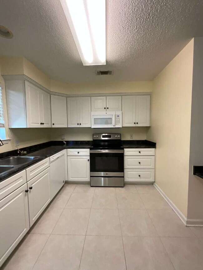 Building Photo - ALL Utilities Included