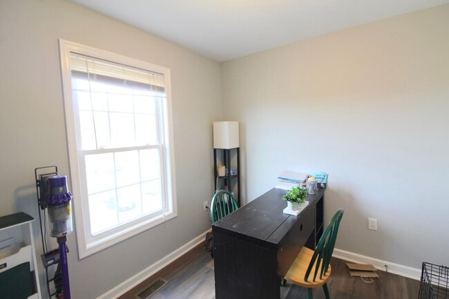 Building Photo - Large townhome with garage for rent in Taylor Springs!