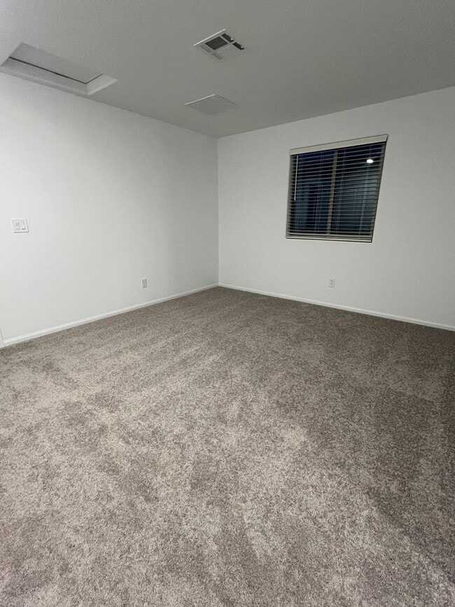 Building Photo - Move in today! 3 bed 2.5 bath 2 story beauty!