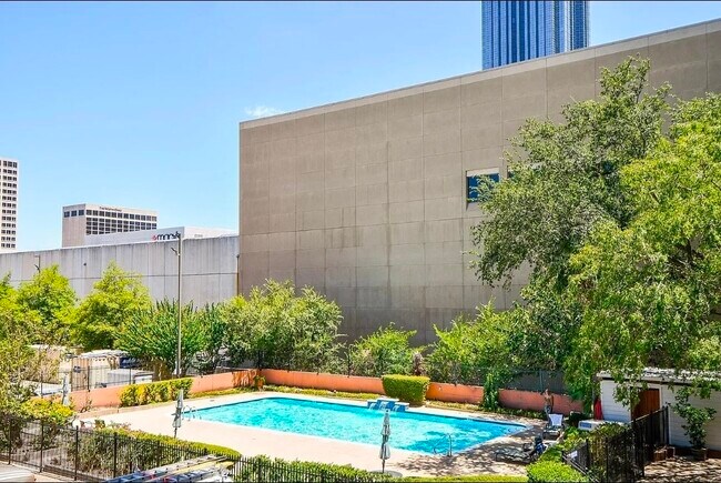 Building Photo - 5150 Hidalgo St