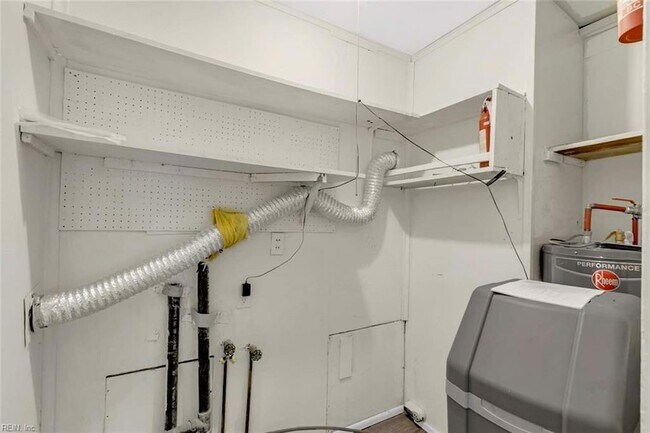 Building Photo - 40 Lilac Ln