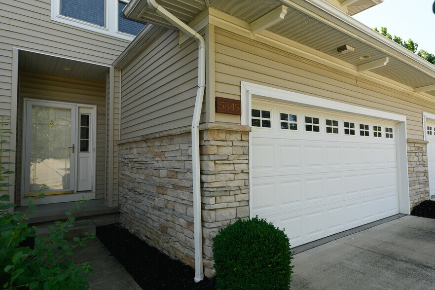 Building Photo - 5845 Crescent Ridge Dr