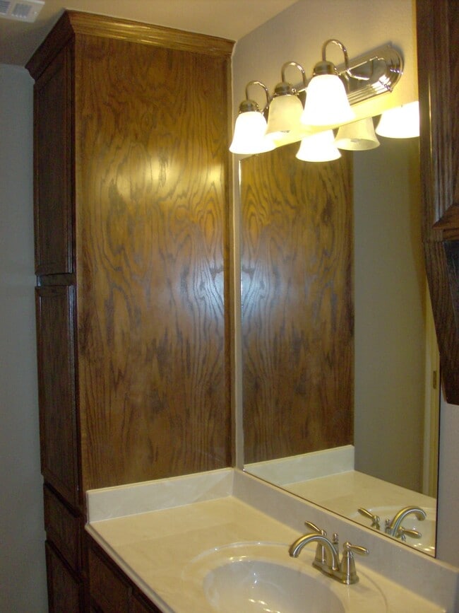 Building Photo - Available 7/13/26 Charming 2 Bed / 2 Bath Duplex Near Bunny