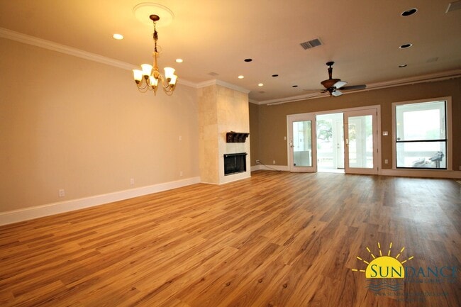 Building Photo - Stunning 3 Bedroom Waterfront Unit in Fort Walton!
