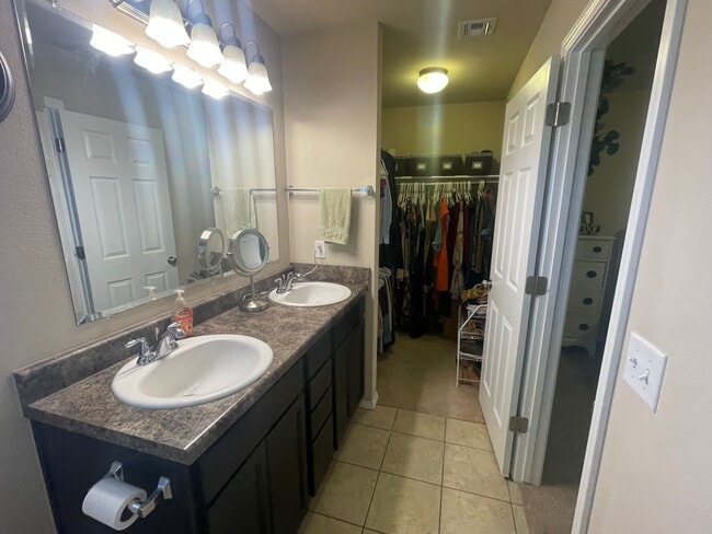 Building Photo - Bixby 3 bed 2 bath in quiet cul-da-sac!