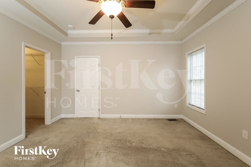 Building Photo - 2215 Charles Towne Ct