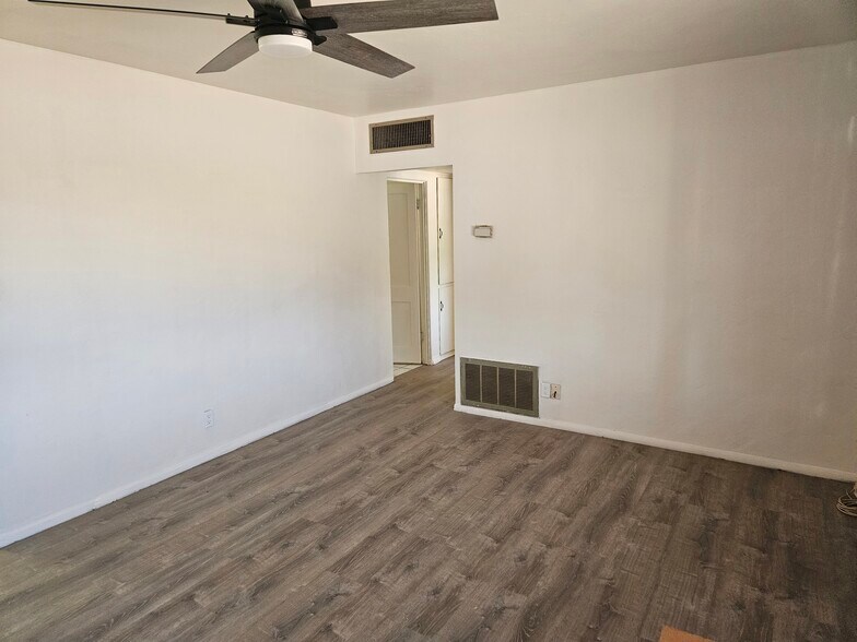 Building Photo - 2326 E Earll Dr