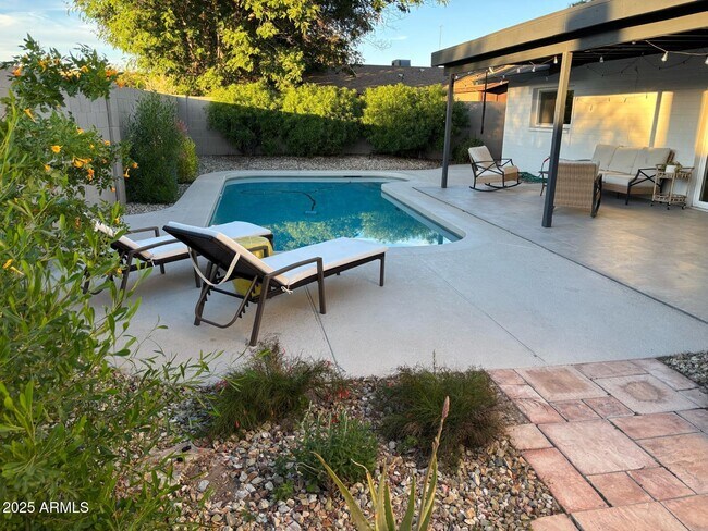 Building Photo - 4414 S Terrace Rd