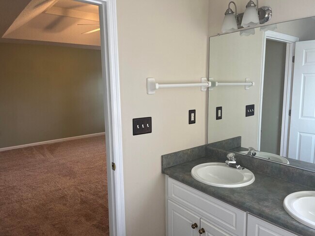 Building Photo - 4010 Nantucket Cir