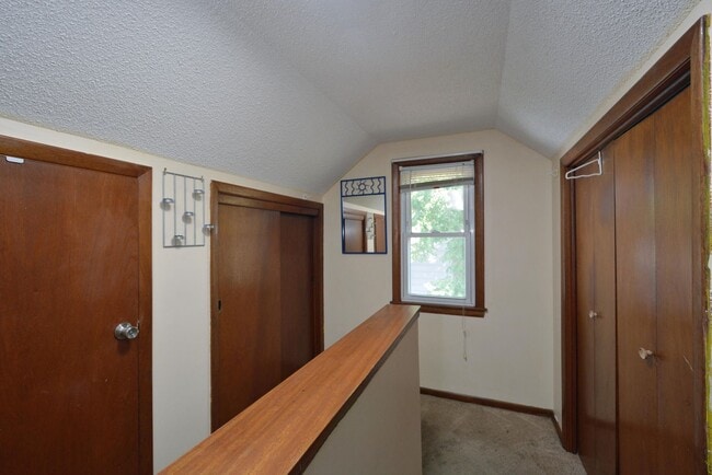 Building Photo - Charming 3-Bed 1.5-Bath Home Available in ...